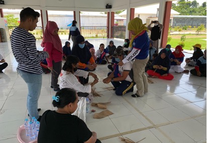 Pelatihan Menganyam Daun Pandan
